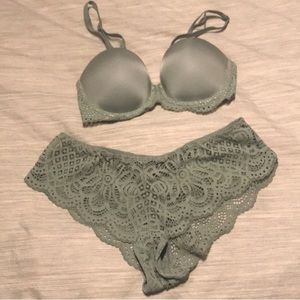 Victoria’s Secret Matching Lace Bra + Panty 32C/M